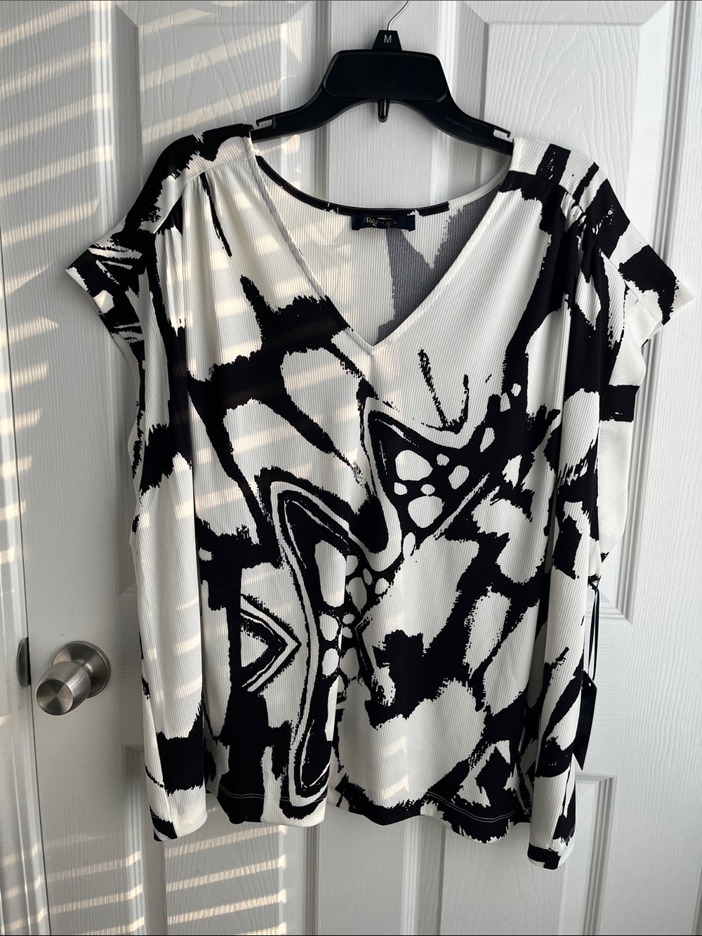 RACHEL Rachel Roy Black & White Abstract V-Neck Short Sleeve Top Size 2X